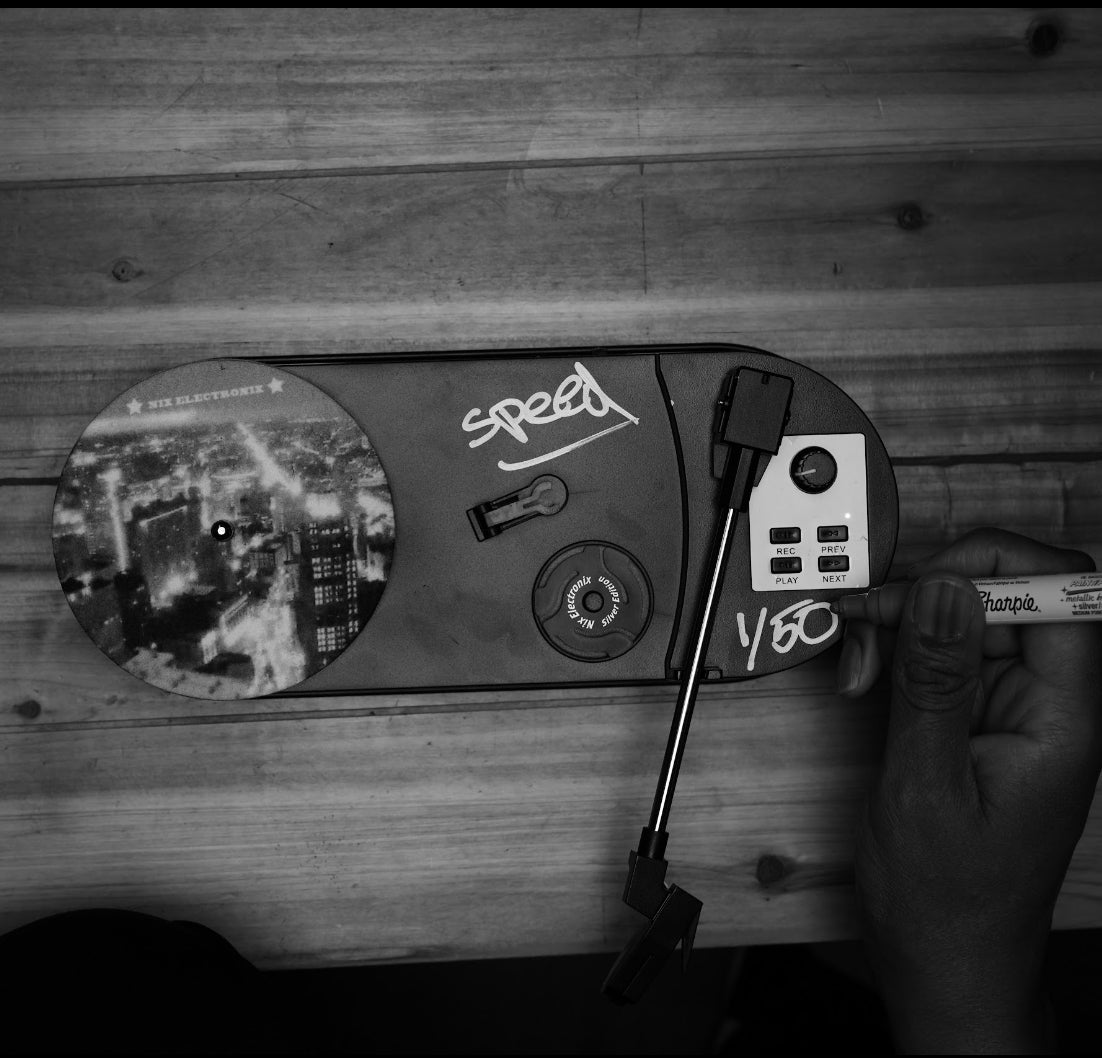 Nix Electronix Record Player (Silver Edition)